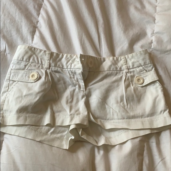 White lightweight shorts - Picture 1 of 3